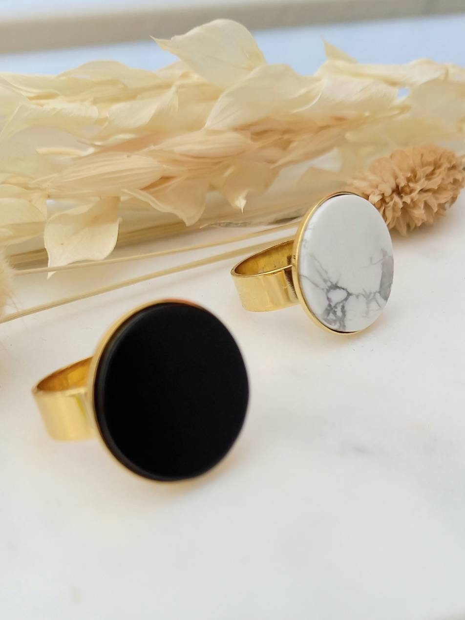 Bague ajustable MATHILDE / laiton doré / cabochon en pierre howlite