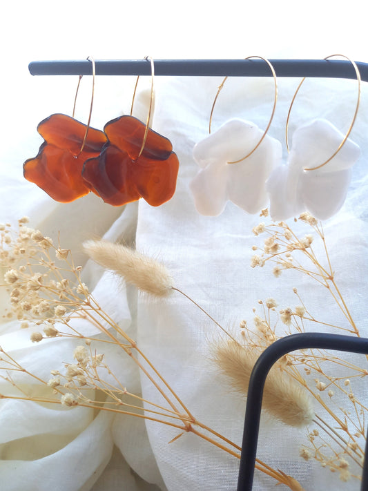 Boucles d'oreilles créoles ALICE/ dorées à l'or fin 24k / fleurs acryliques / romantique