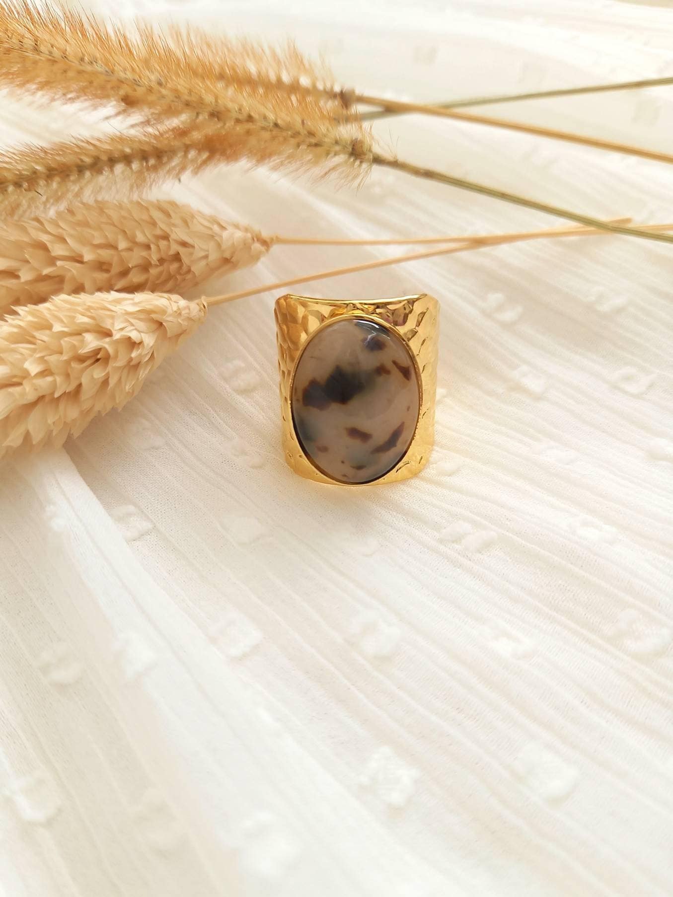 Bague ajustable BEATRICE / dorée à l'or fin / cabochon résine écaille de tortue