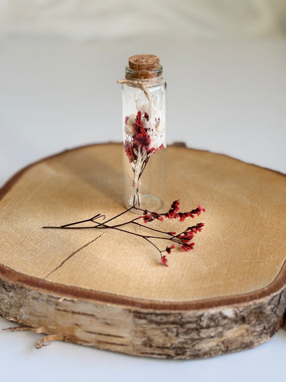 Fiole de fleurs séchées rouges