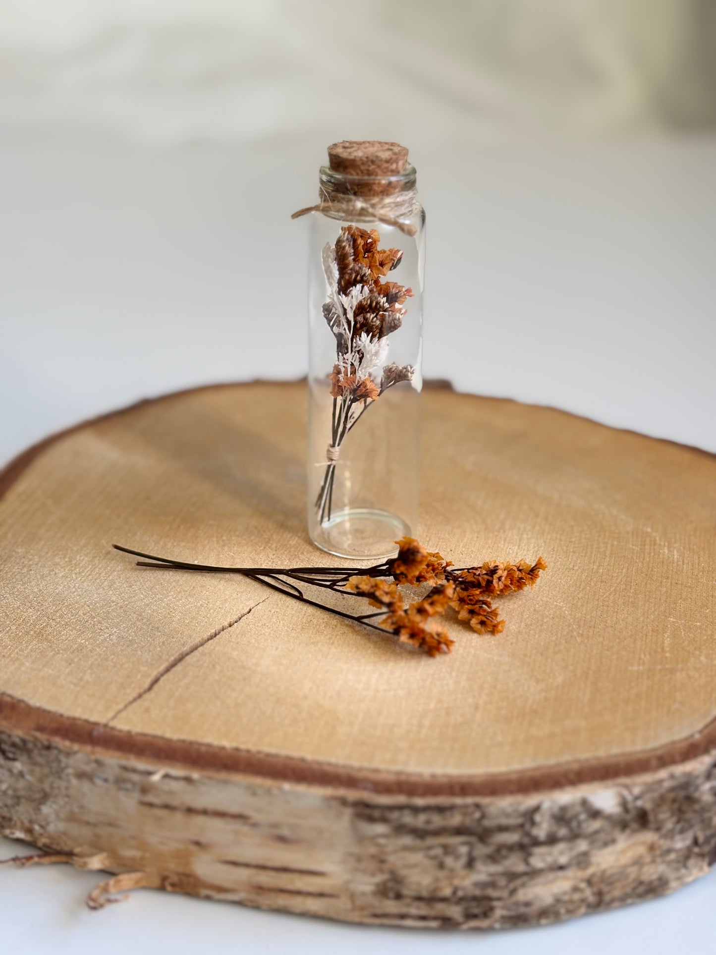 Fiole de fleurs séchées oranges