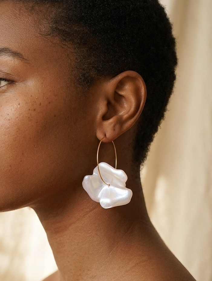 Boucles d'oreilles créoles ALICE - Dorées à l'or fin & fleurs nacrées | Bijou romantique