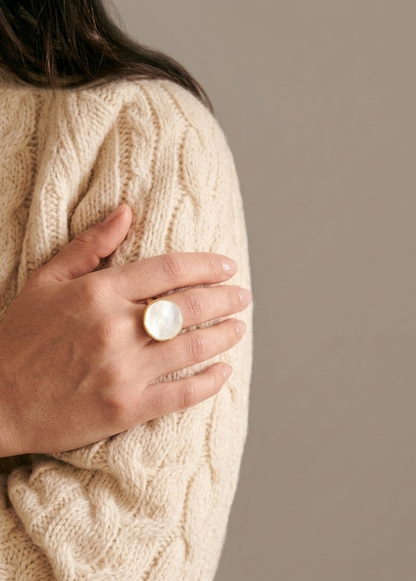 Verstellbarer MATHILDE-Ring / goldenes Messing / Perlmutt-Cabochon