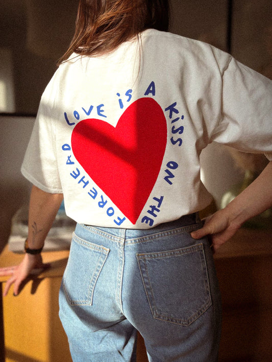 T-shirt Oversize Blanc - Love is a Kiss - Cœur Rouge