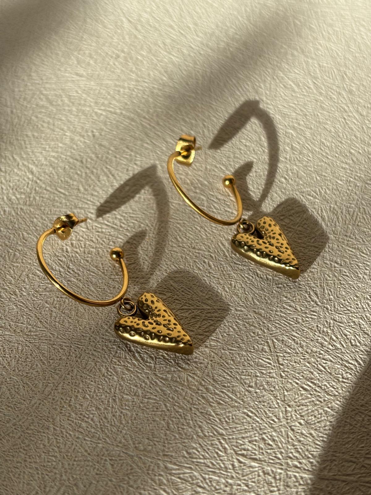Boucles d’oreilles Créoles NILA – Pendants coeur texturés acier inoxydable doré