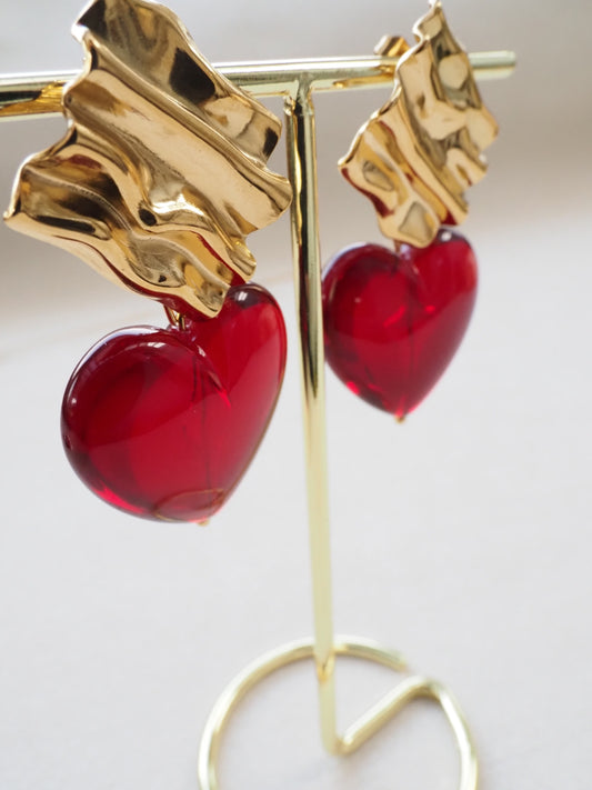 Boucles d’oreilles pendantes SYLVIA – Clous dorés effet plissé & pendentif cœur rouge en résine