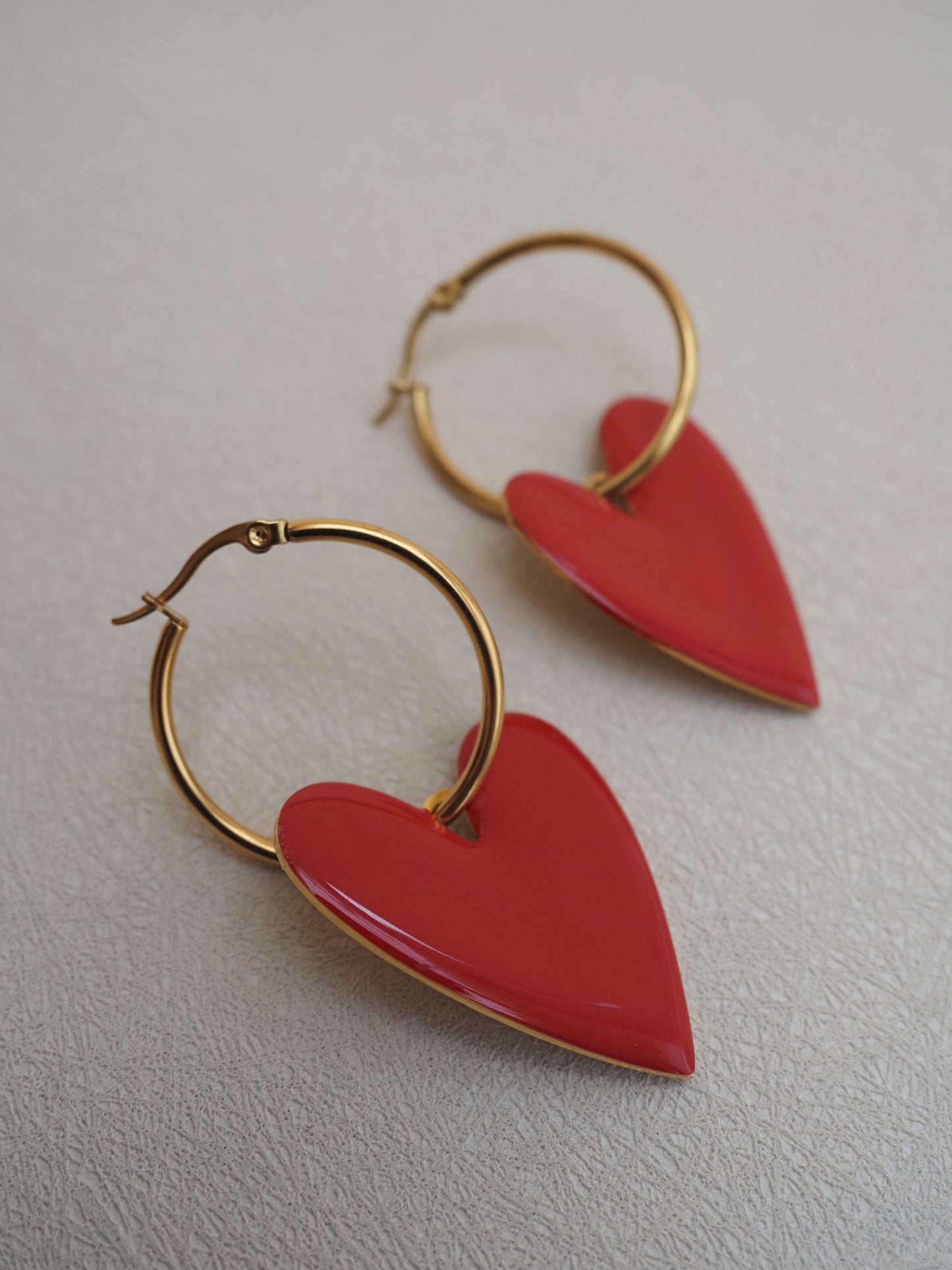 Boucles d'oreilles pendantes ABIGAIL - Coeur rouge et créoles acier inoxydable doré