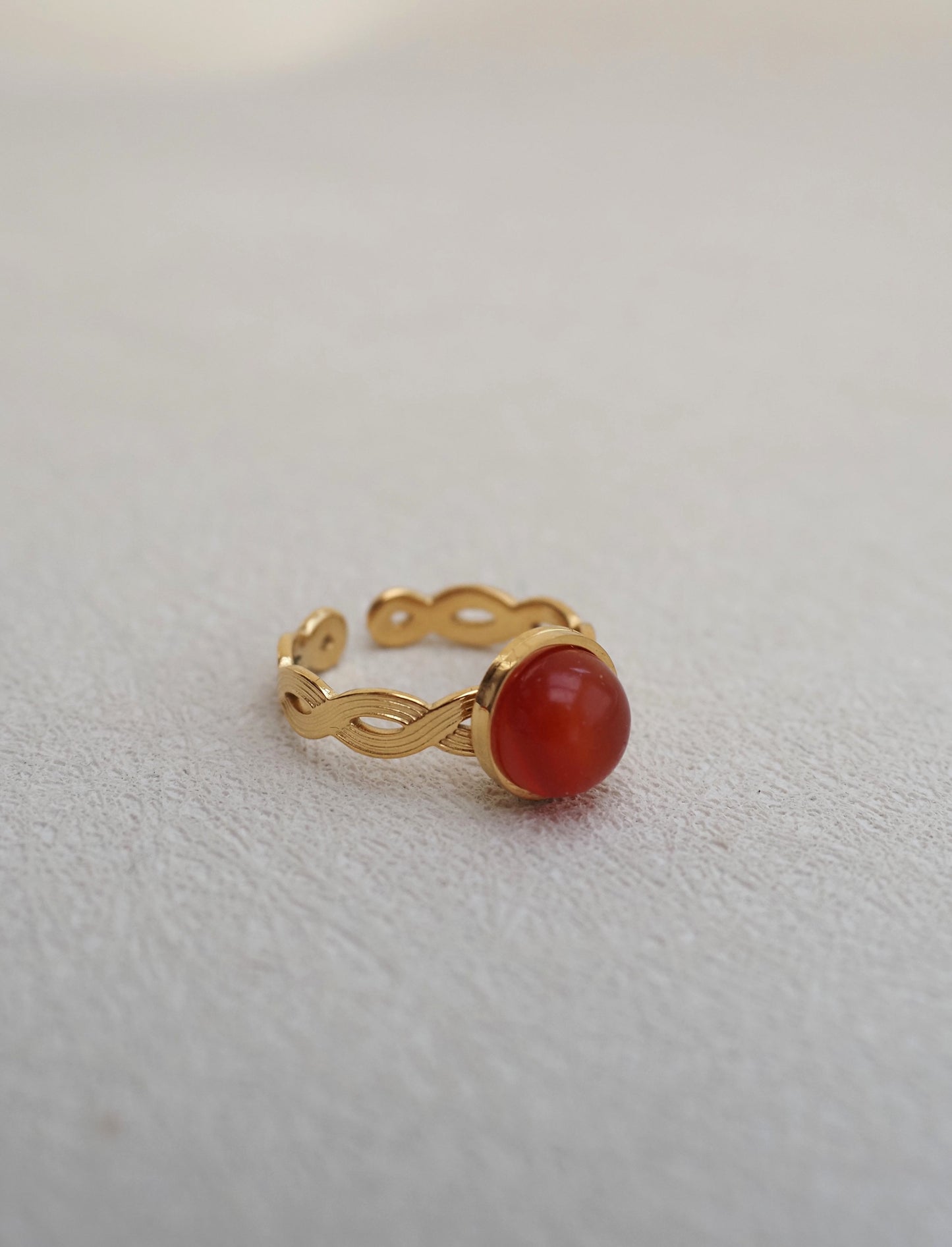 Bague ajustable ASHLEY - Acier inoxydable doré tressé et pierre fine cornaline