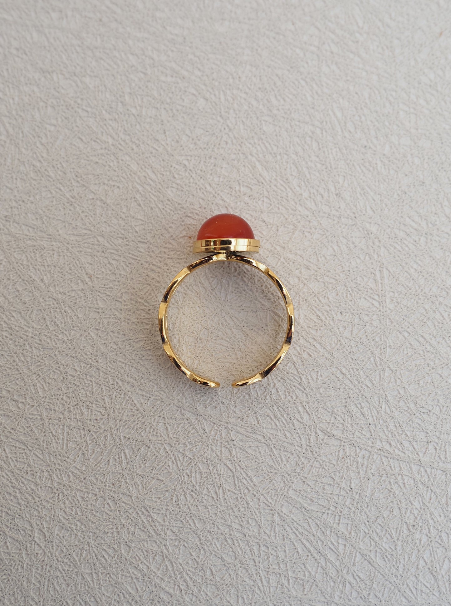 Bague ajustable ASHLEY - Acier inoxydable doré tressé et pierre fine cornaline