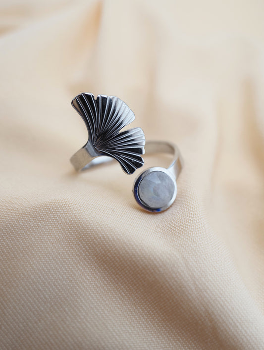 Bague ajustable DIANE - Feuille de ginkgo en acier inoxydable argenté  et pierre fine facettée