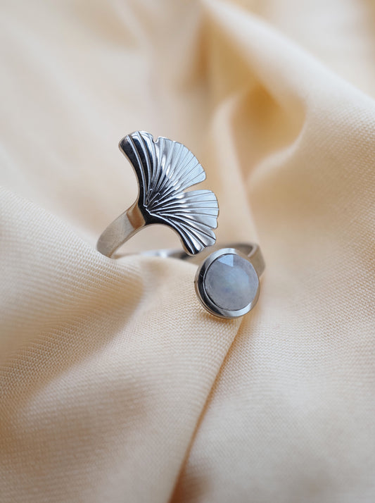 Bague ajustable DIANE - Feuille de ginkgo en acier inoxydable argenté  et pierre fine facettée