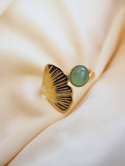 Bague ajustable SALOME - Feuille de Ginkgo acier inoxydable doré et pierre fine