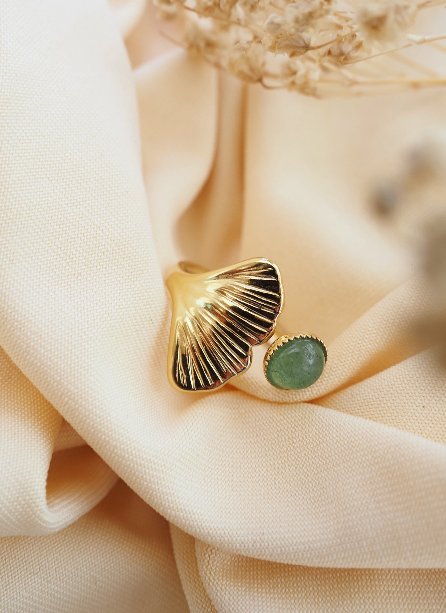 Bague ajustable SALOME - Feuille de Ginkgo acier inoxydable doré et pierre fine