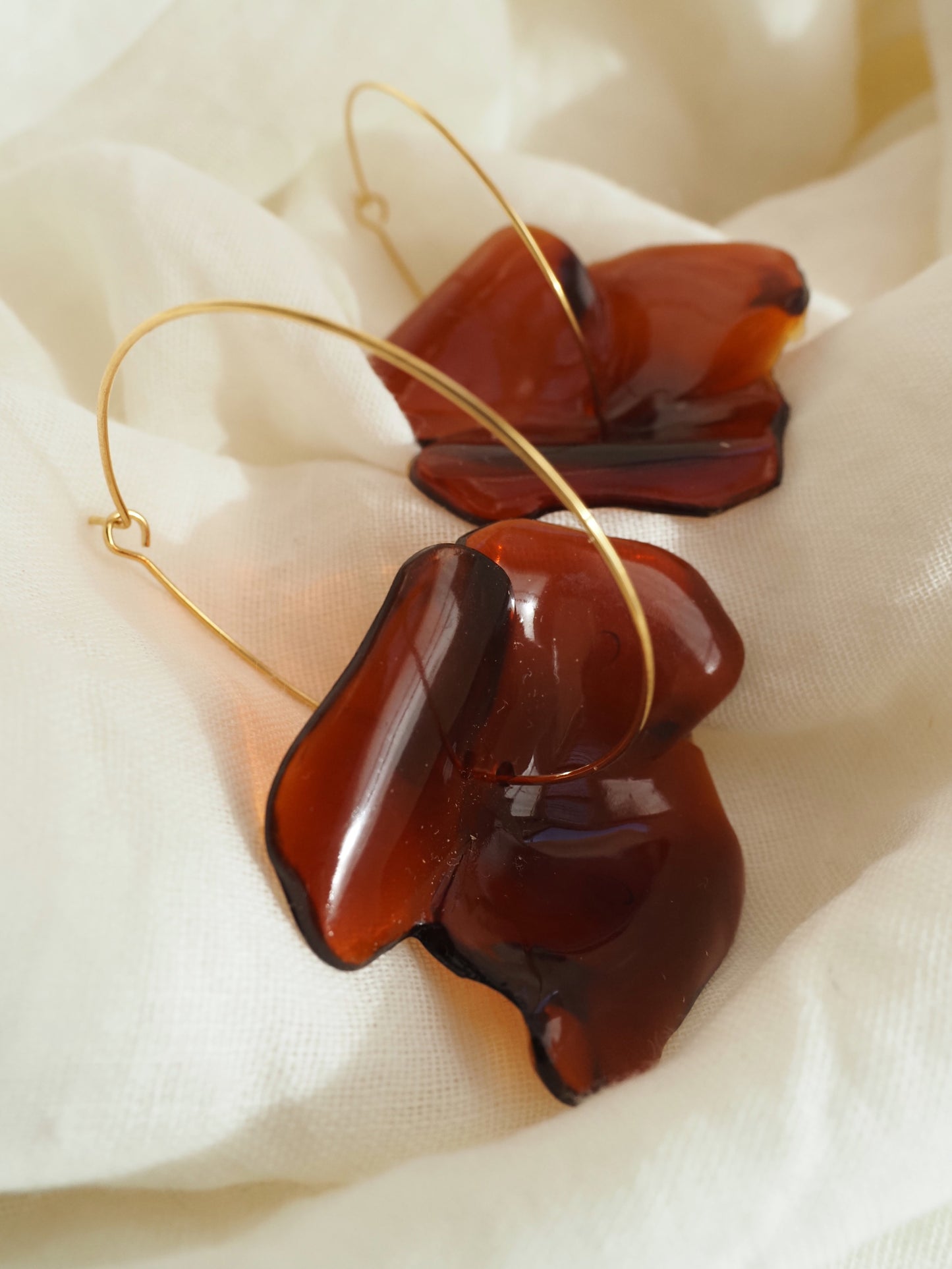 Boucles d'oreilles créoles ALICE - Dorées à l'or fin & fleurs ambrées | Bijou romantique