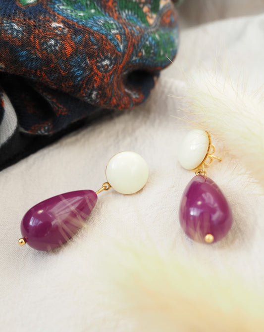 Boucles d'oreilles gouttes PEGGY / perles en résine / esprit vintage / bicolores écru-aubergine