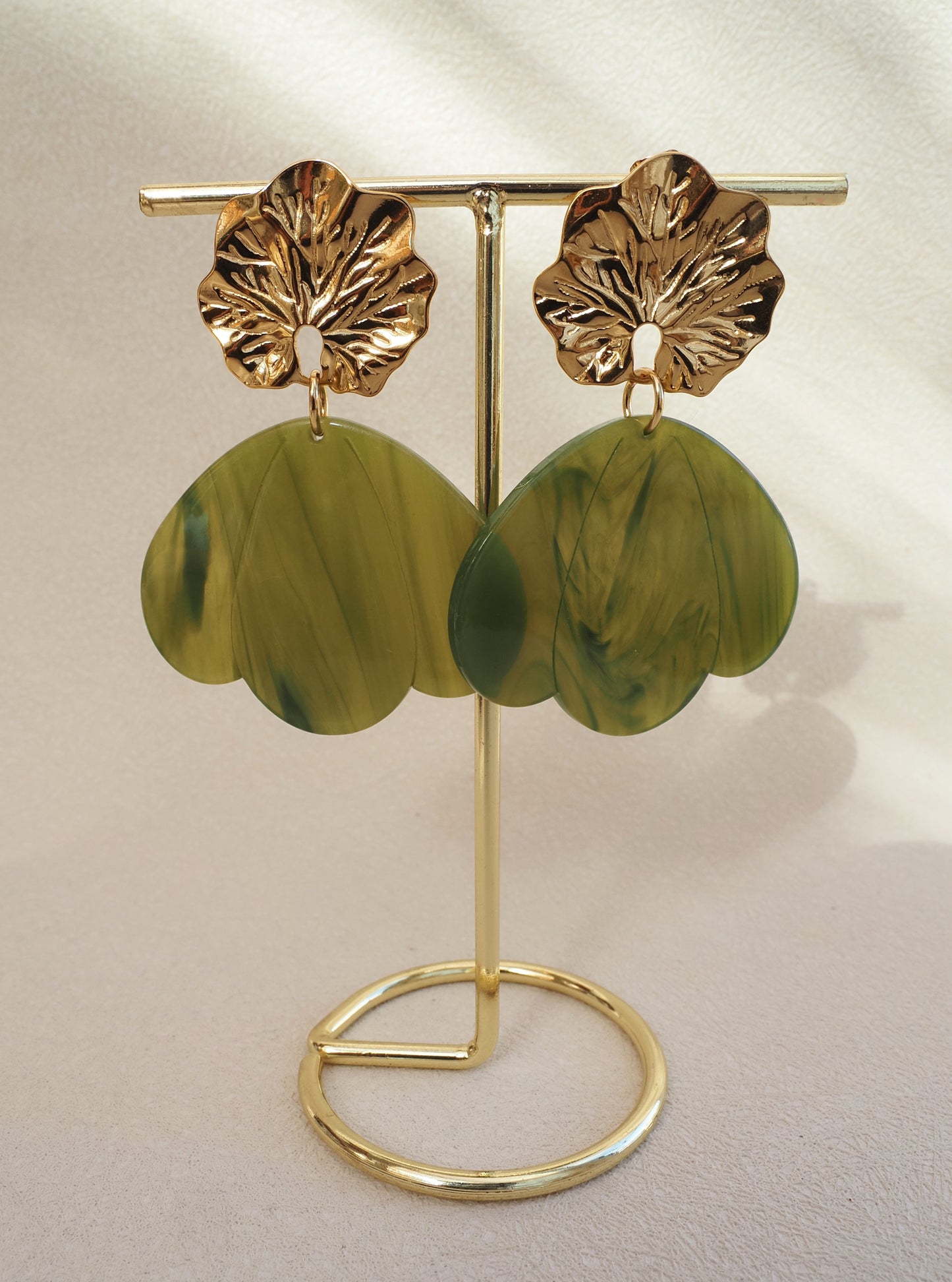 Boucles d’oreilles pendantes LIA – Clous feuille en acier inoxydable doré & pétales en acrylique vert marbré