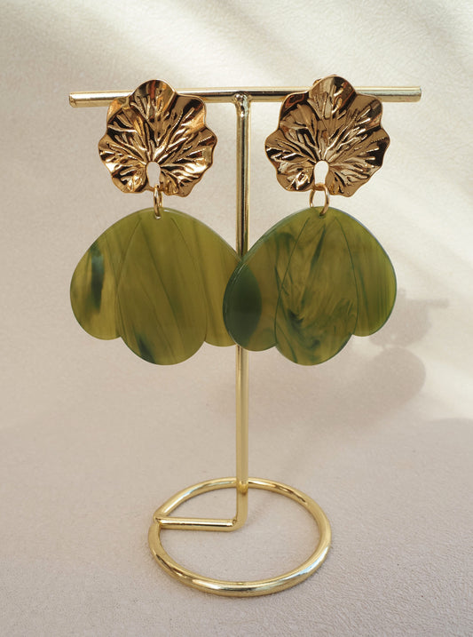 Boucles d’oreilles pendantes LIA – Clous feuille en acier inoxydable doré & pétales en acrylique vert marbré
