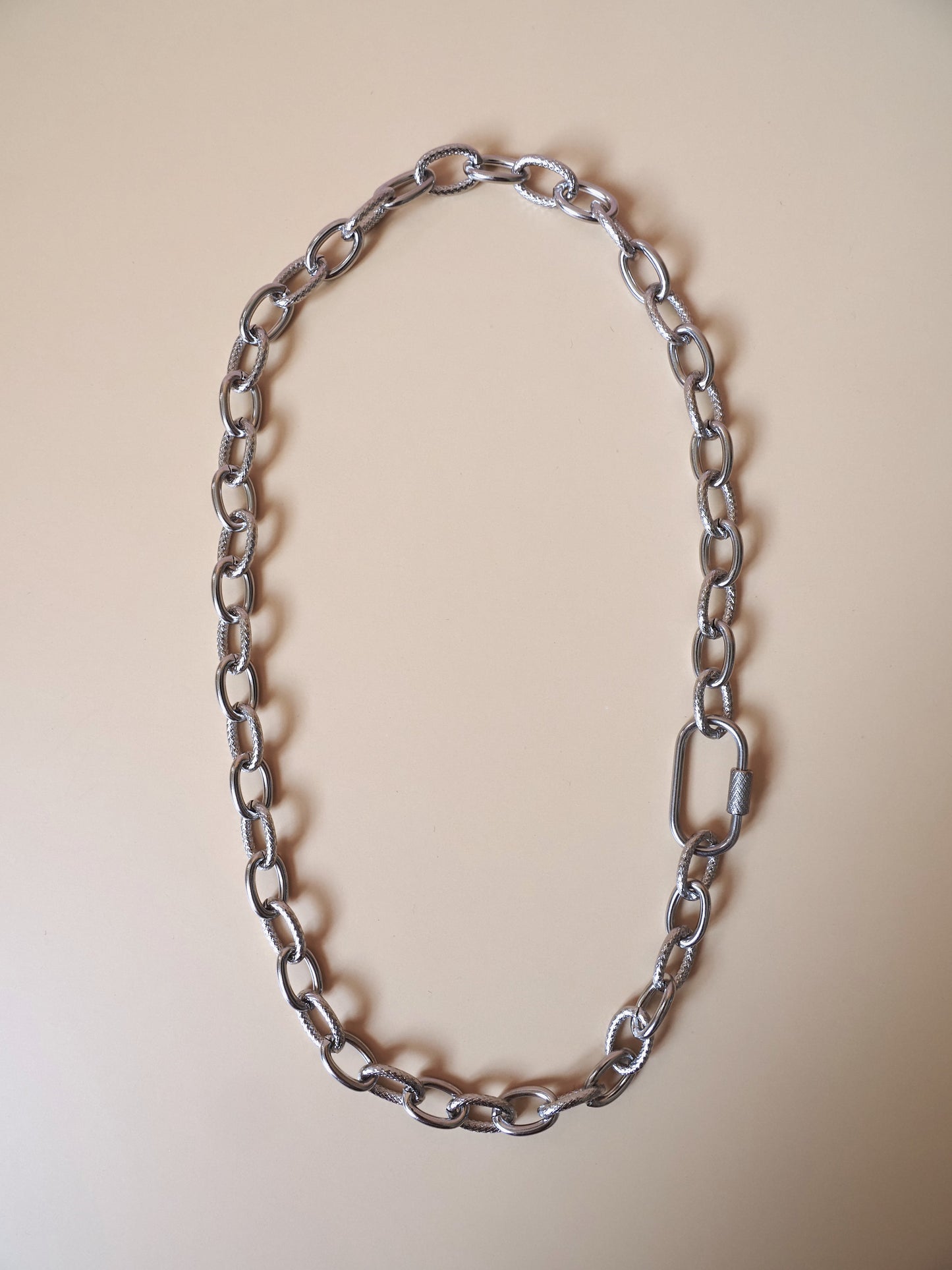 Collier court EDITH – Grosse maille texturée argentée & fermoir cadenas