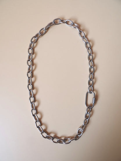 Collier court EDITH – Grosse maille texturée argentée & fermoir cadenas