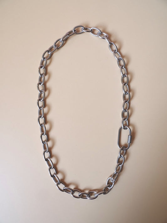 Collier court EDITH – Grosse maille texturée argentée & fermoir cadenas