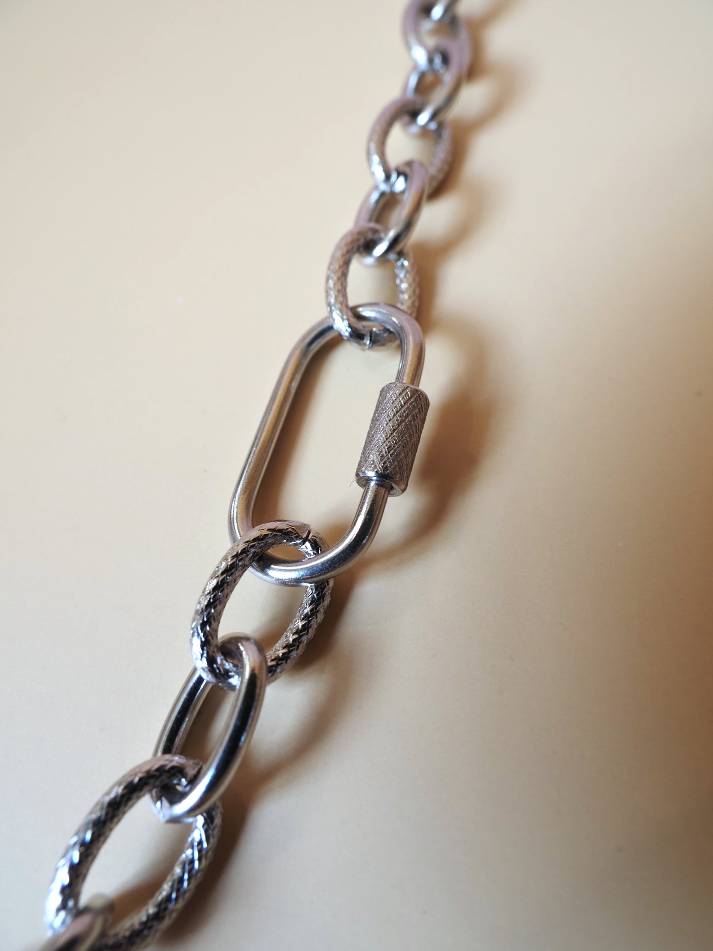 Collier court EDITH – Grosse maille texturée argentée & fermoir cadenas