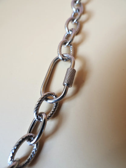 Collier court EDITH – Grosse maille texturée argentée & fermoir cadenas