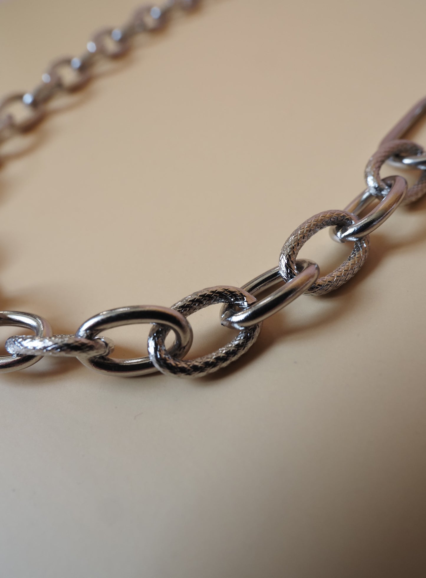 Collier court EDITH – Grosse maille texturée argentée & fermoir cadenas