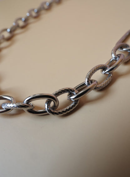 Collier court EDITH – Grosse maille texturée argentée & fermoir cadenas