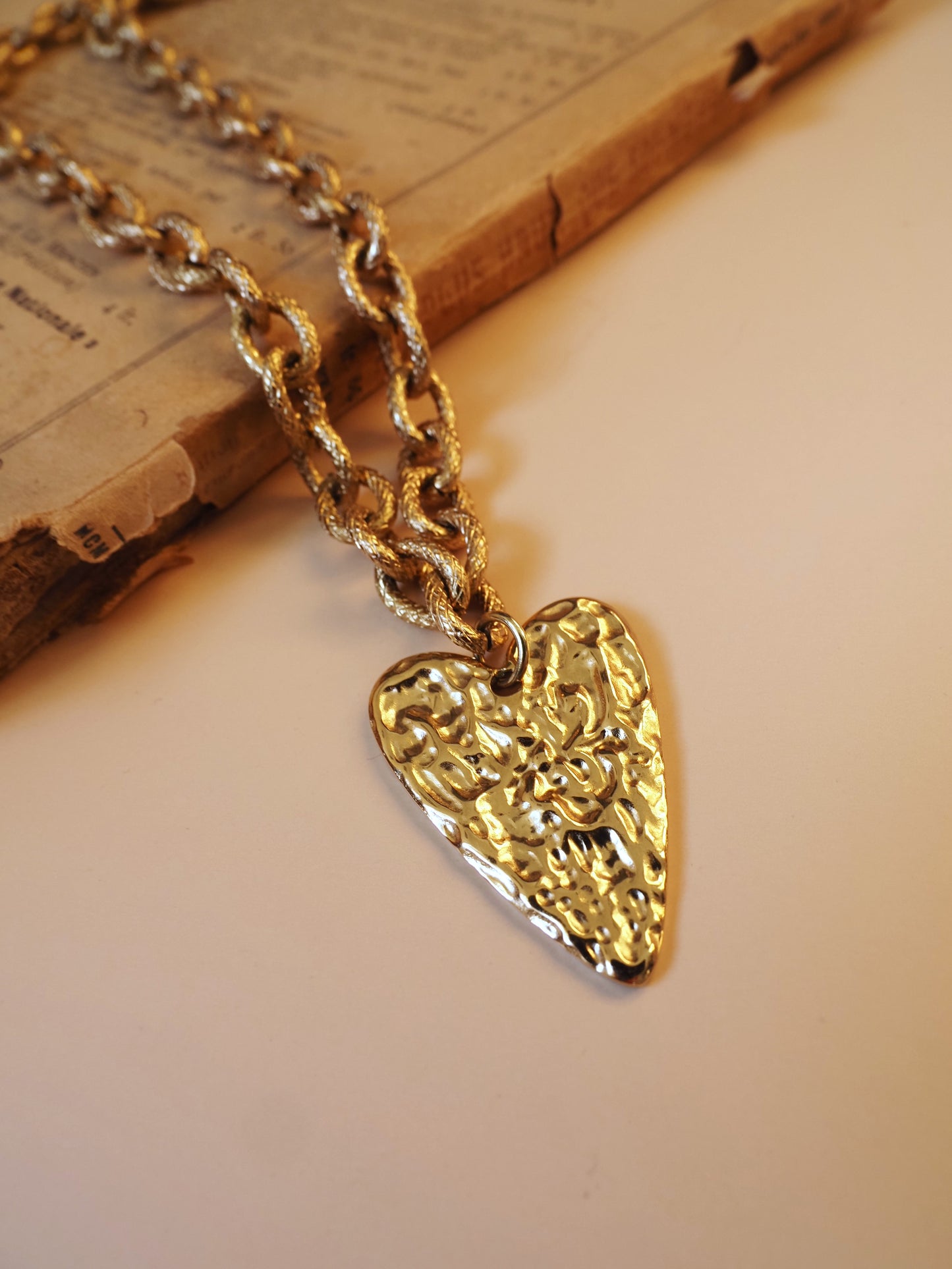 Collier court OXANNA l Grosse maille dorée en acier inoxydable et coeur martelé