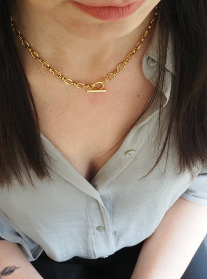Collier court FABIOLA – Maille ovale dorée et fermoir toggle en acier inoxydable