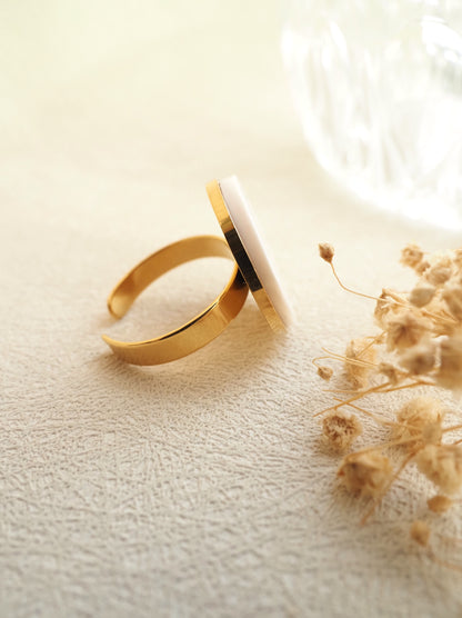 Verstellbarer MATHILDE-Ring / goldenes Messing / Perlmutt-Cabochon