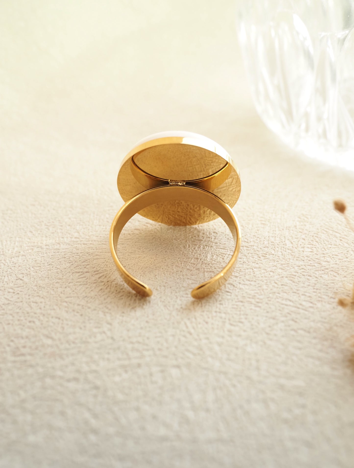 Verstellbarer MATHILDE-Ring / goldenes Messing / Perlmutt-Cabochon
