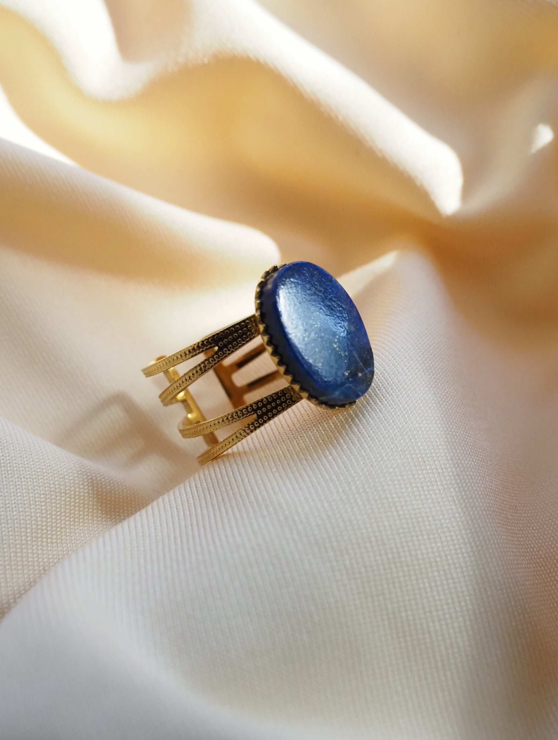 Bague ajustable GINETTE – Acier inoxydable doré et Lapis Lazuli