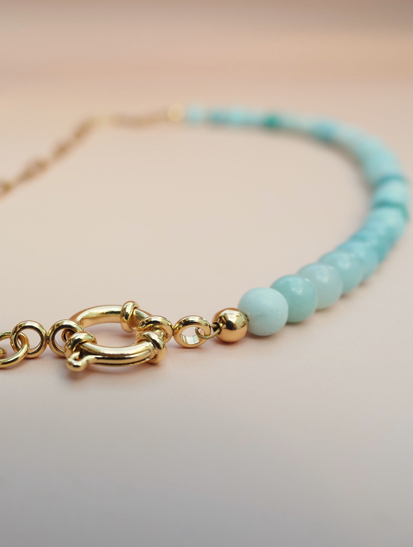 Collier court ROSE / perles en pierre amazonite / chaîne acier inoxydable doré