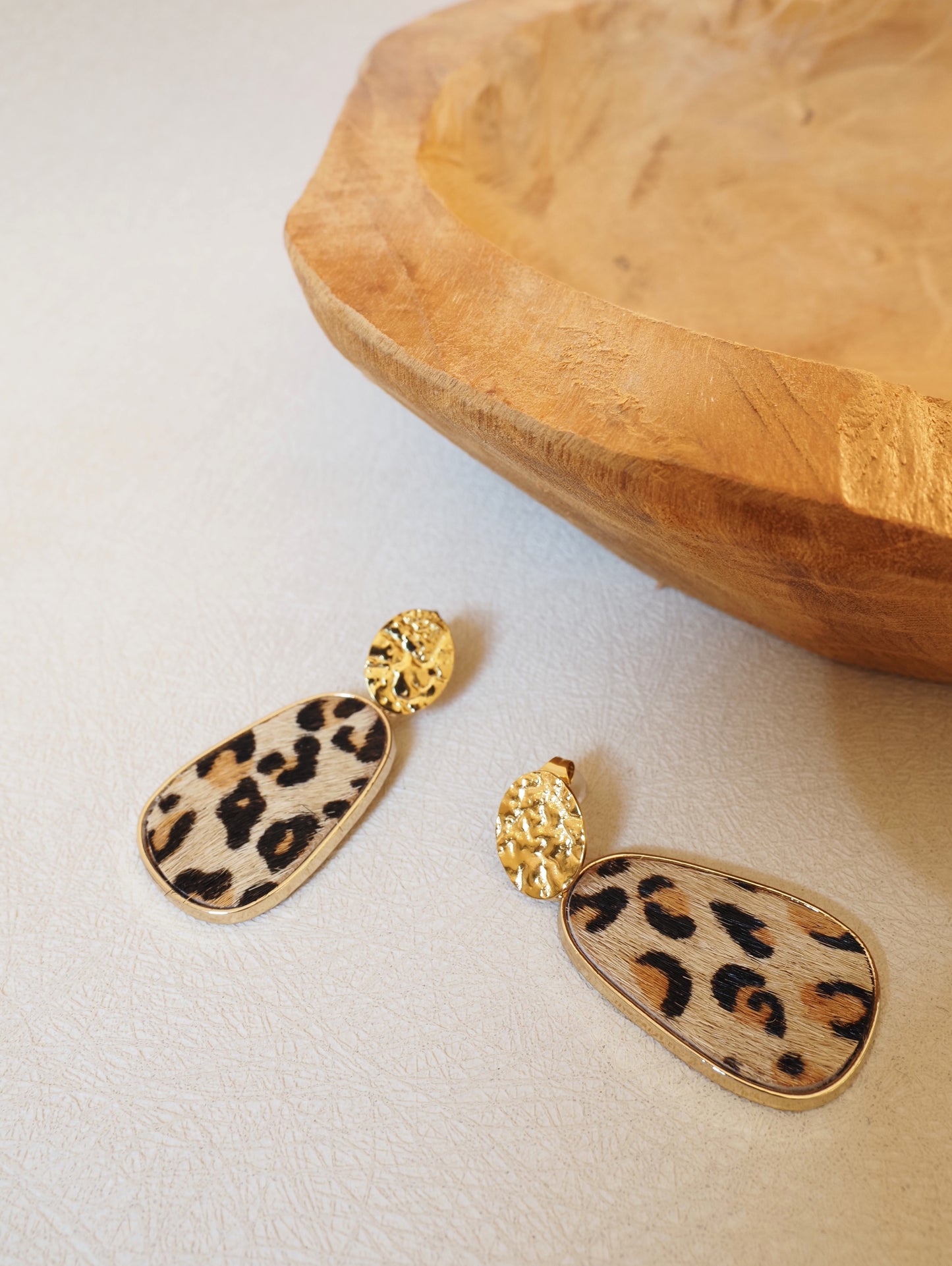 Boucles d'oreilles pendantes INES / cuir motif léopard