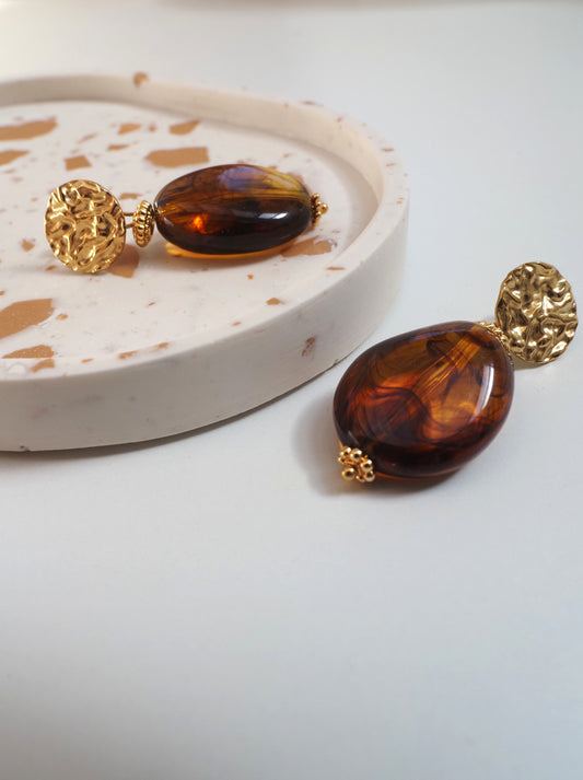 Boucles d’oreilles pendantes SOLEDAD – Clous dorés effet martelé & perle en résine