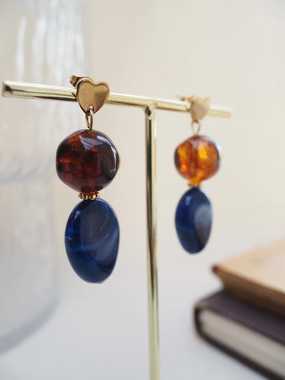 Boucles d’oreilles pendantes GAELLA – Clous dorés coeur & perles en résine
