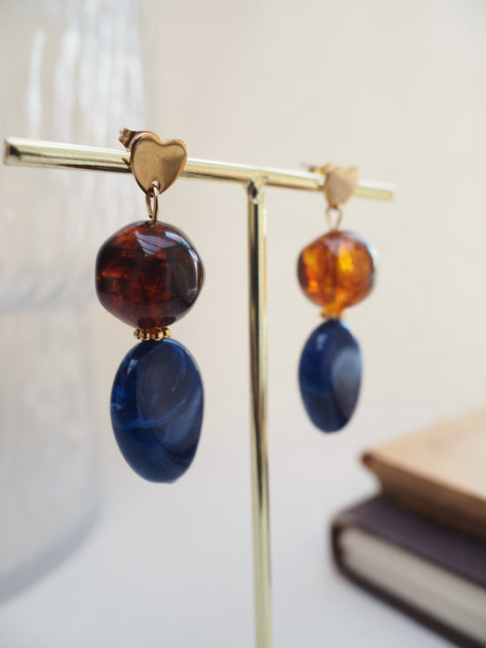 Boucles d’oreilles pendantes GAELLA – Clous dorés coeur & perles en résine