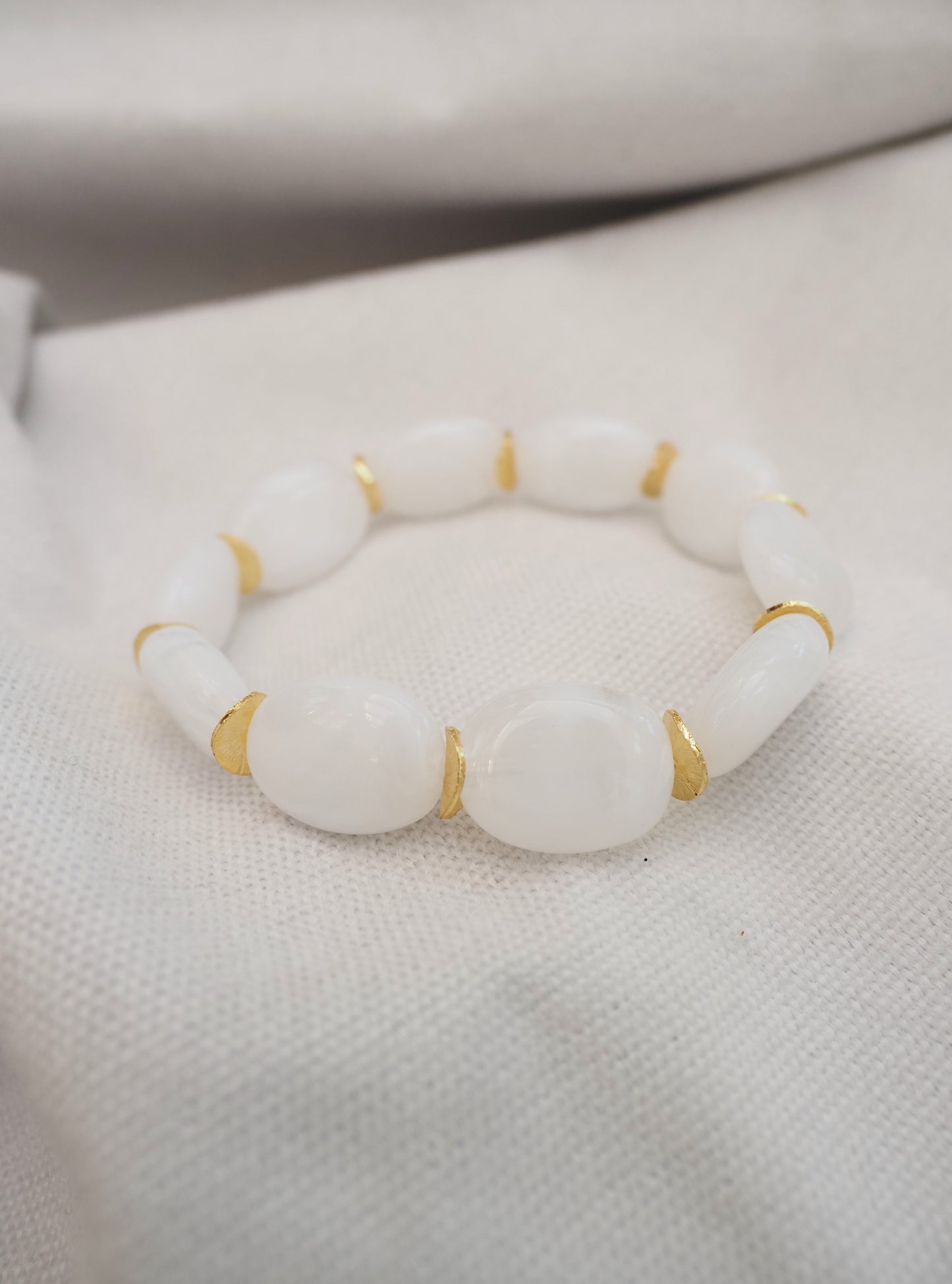 Bracelet Coloré OLIVIA – Perles ovales en résine marbrée & détails dorés