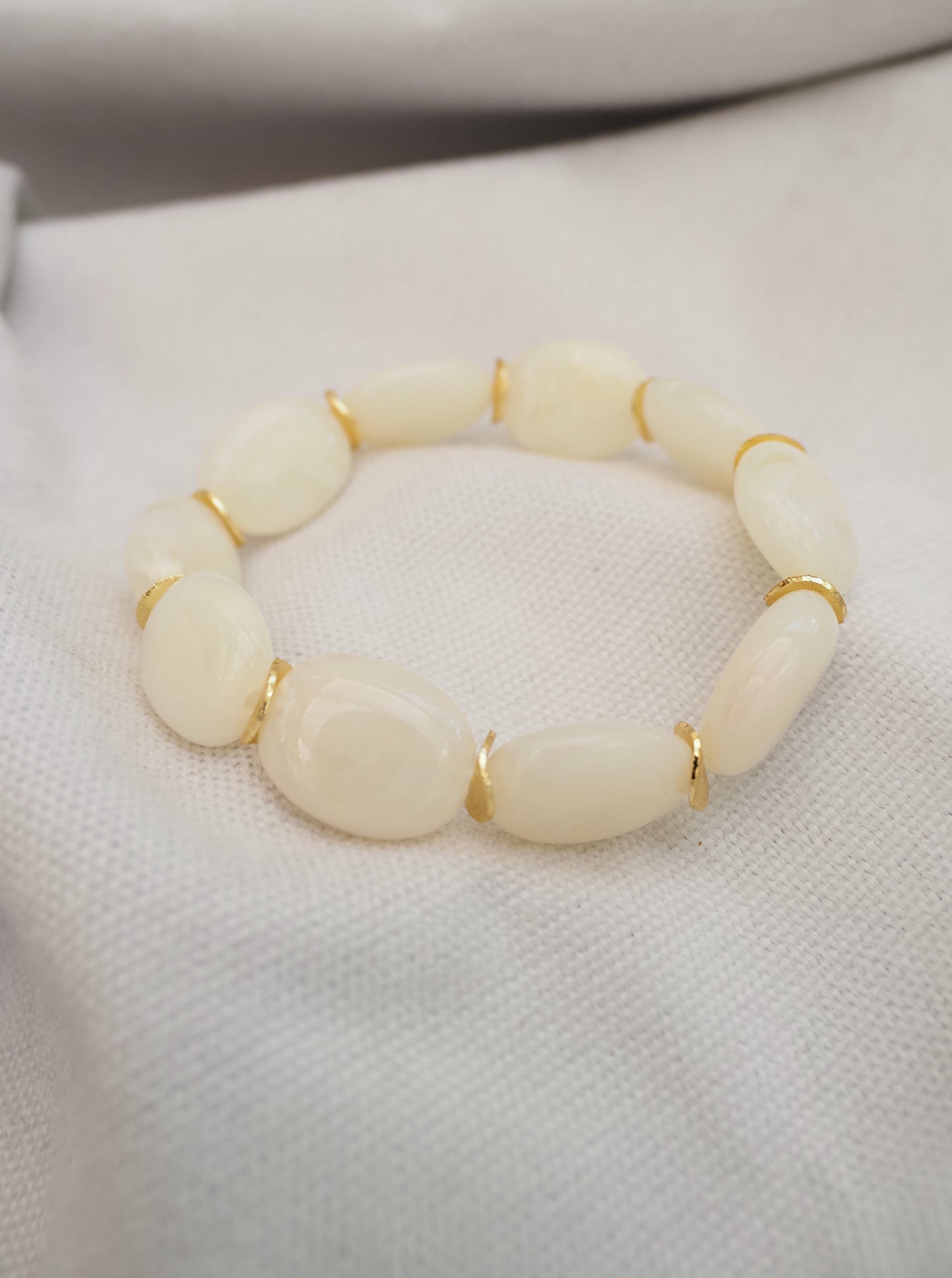 Bracelet Coloré OLIVIA – Perles ovales en résine marbrée & détails dorés