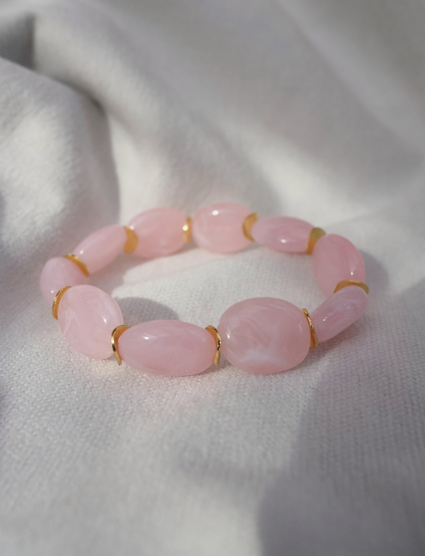 Bracelet Coloré OLIVIA – Perles ovales en résine marbrée & détails dorés