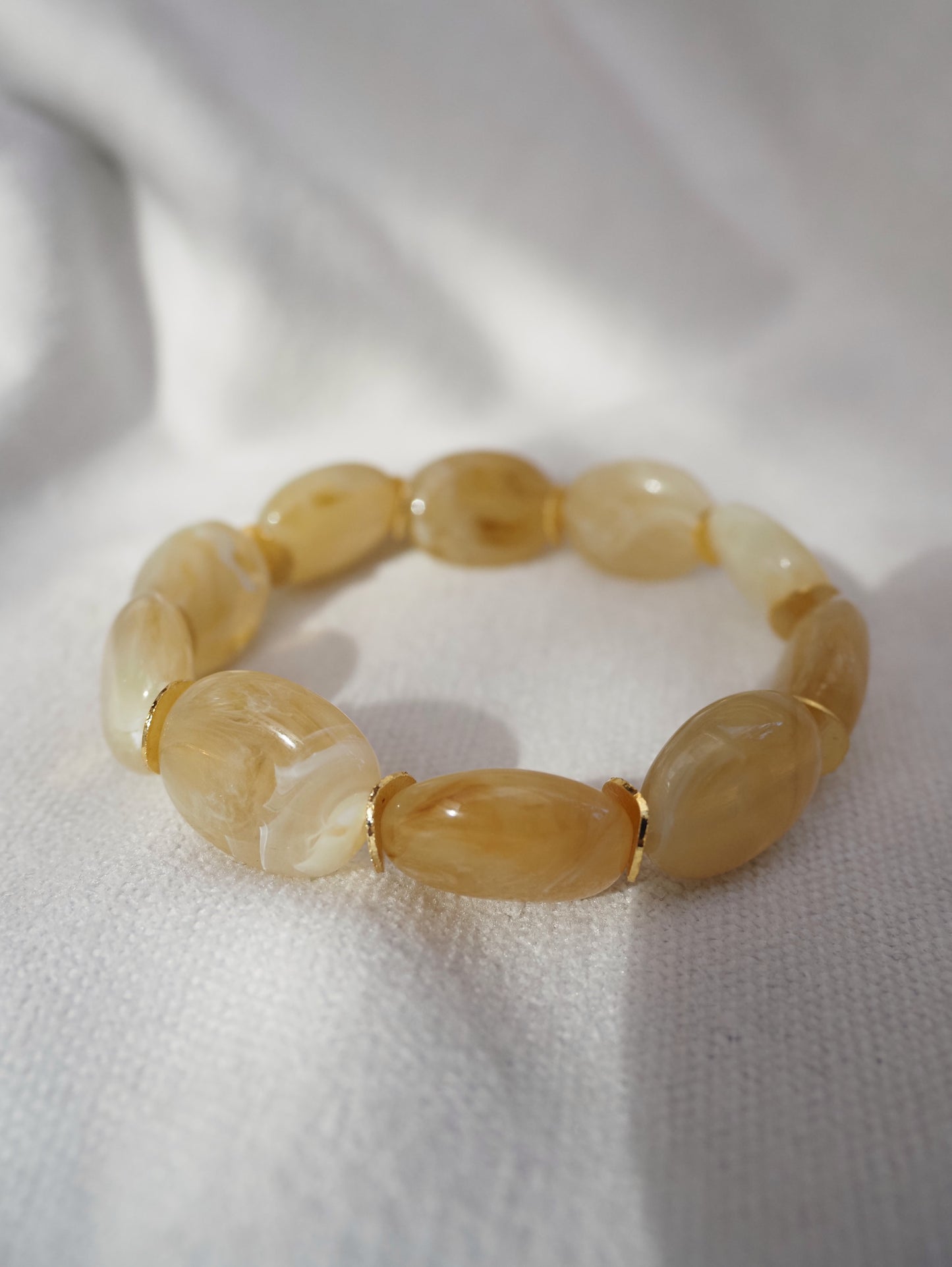 Bracelet Coloré OLIVIA – Perles ovales en résine marbrée & détails dorés