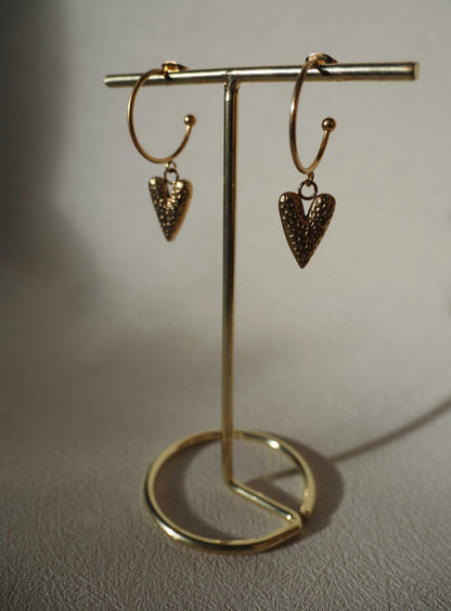 Boucles d’oreilles Créoles NILA – Pendants coeur texturés acier inoxydable doré