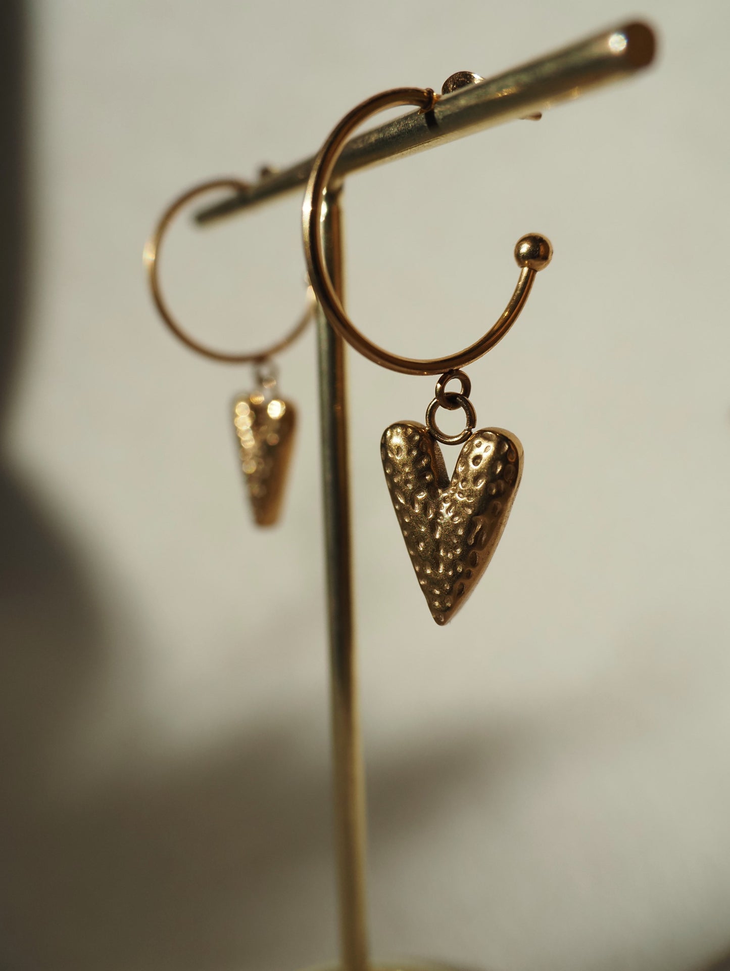 Boucles d’oreilles Créoles NILA – Pendants coeur texturés acier inoxydable doré