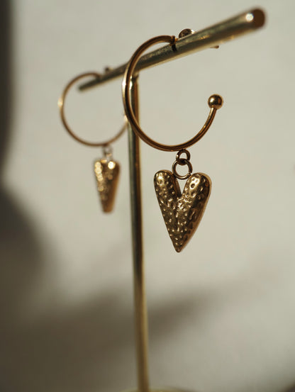 Boucles d’oreilles Créoles NILA – Pendants coeur texturés acier inoxydable doré