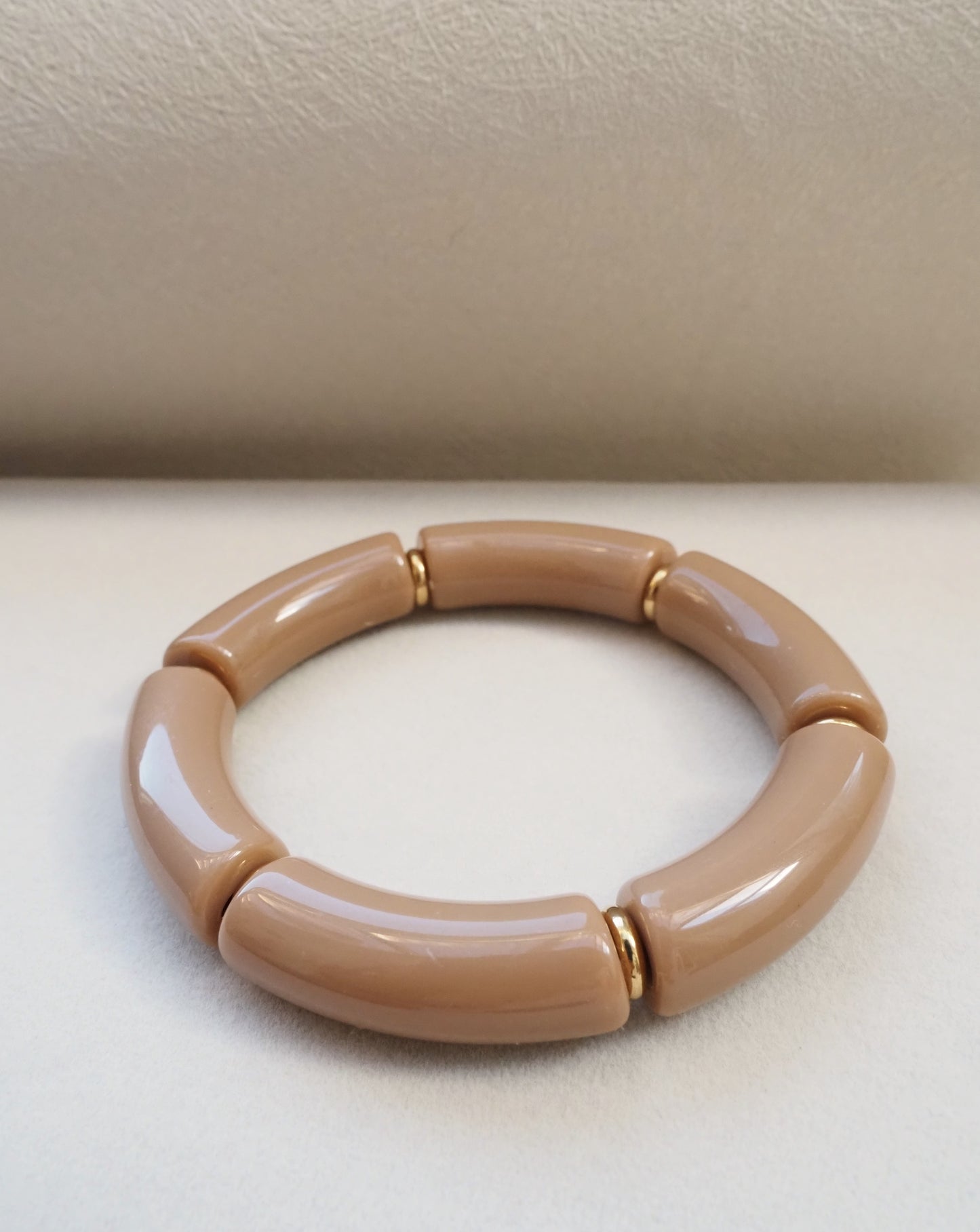 Bracelet élastique CELINE 2 / grosses perles tubes en résine acrylique incurvées