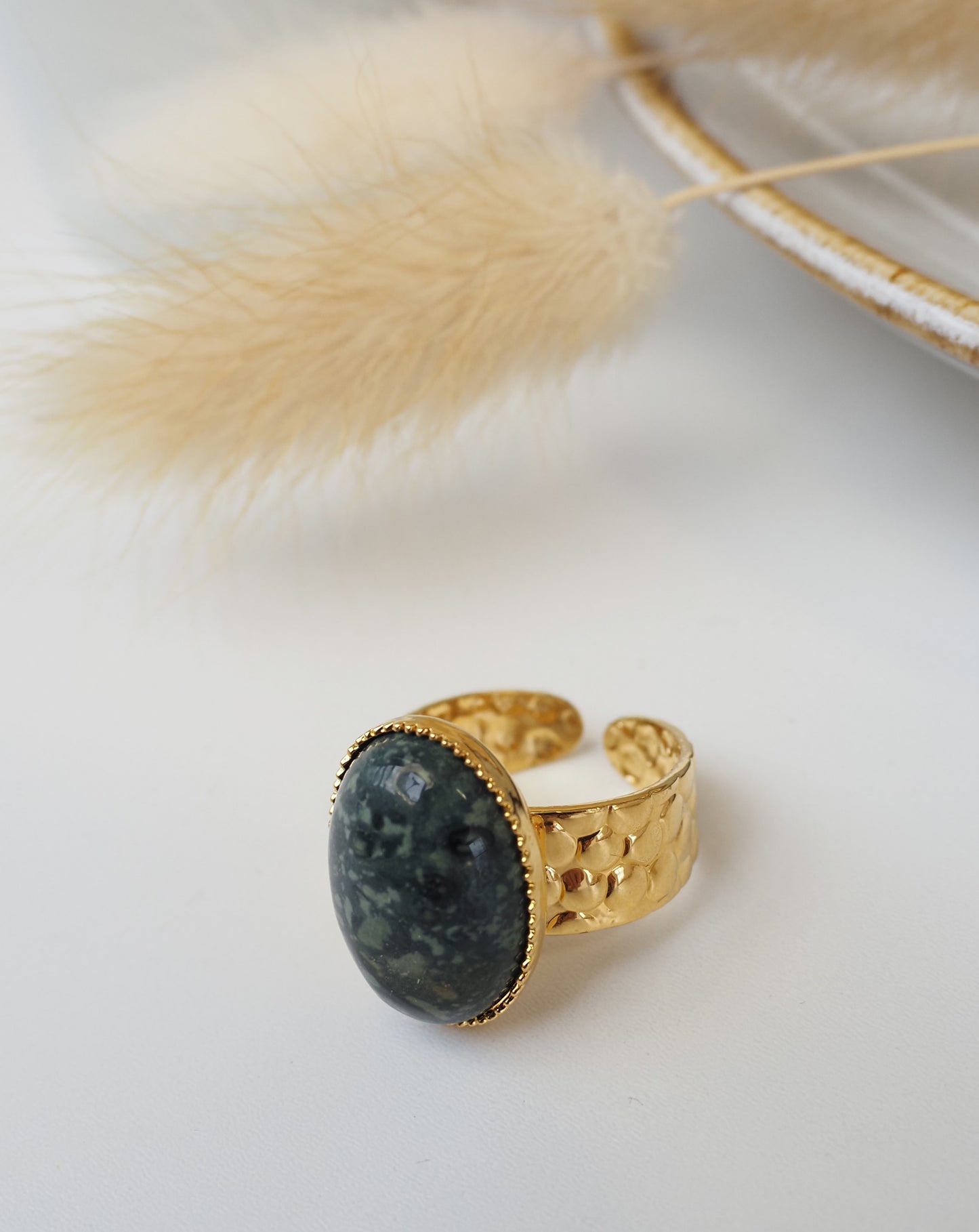 Bague ajustable JULIA / dorée à l’or fin / cabochon en jaspe ou onyx noir