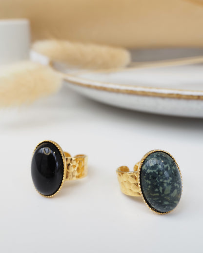 Bague ajustable JULIA / dorée à l’or fin / cabochon en jaspe ou onyx noir