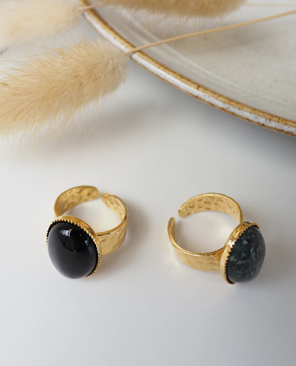 Bague ajustable JULIA / dorée à l’or fin / cabochon en jaspe ou onyx noir