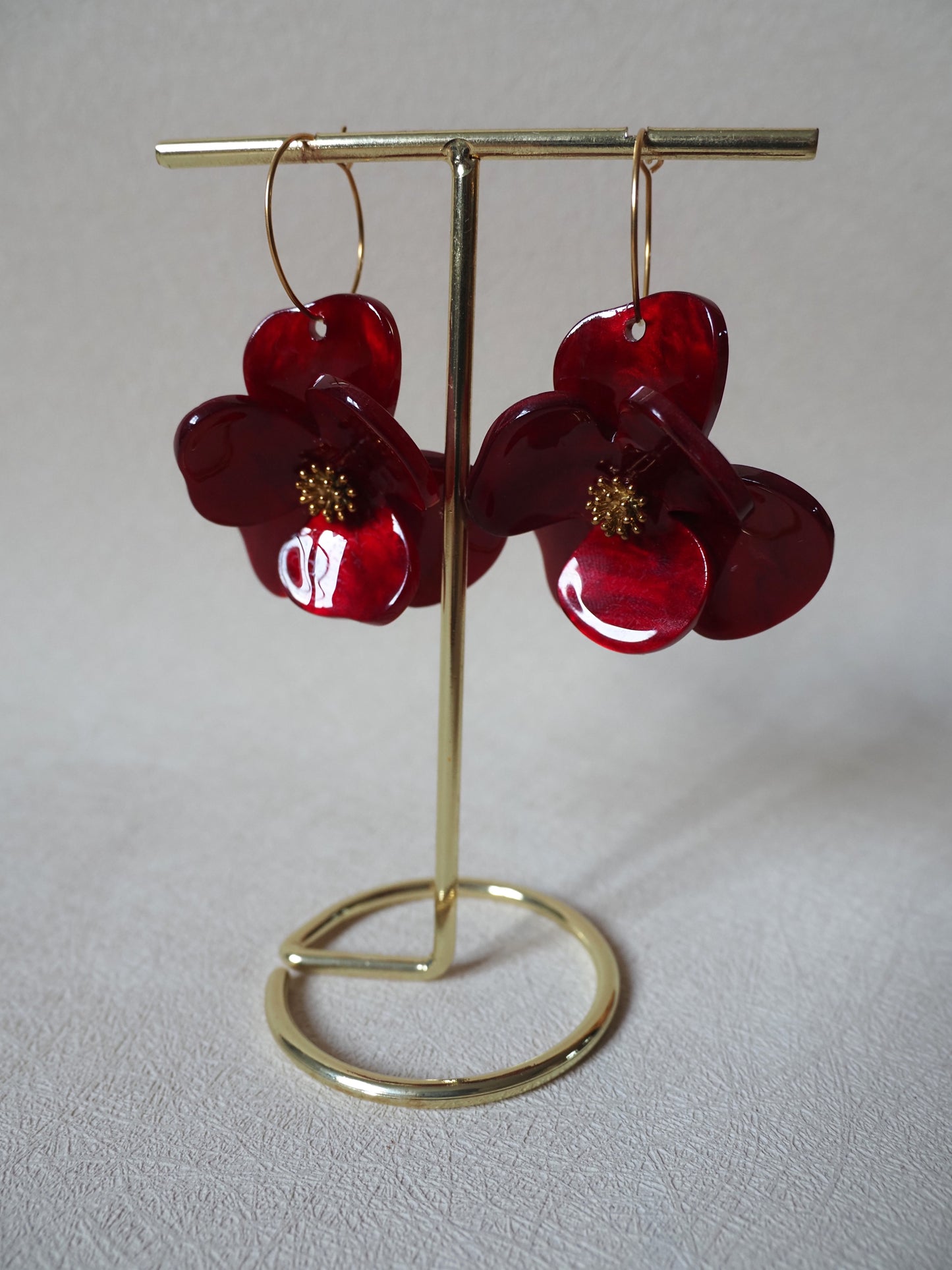 Boucles d’oreilles créoles TANIA – Acier inoxydable doré & fleurs acryliques rouges | Bijou romantique